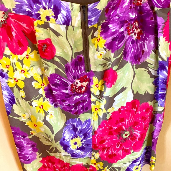 Banana Republic Skirt. Size 10 - Picture 3 of 7